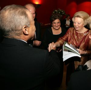 aanbieding boek en CD aan H.M. Koningin Beatrix